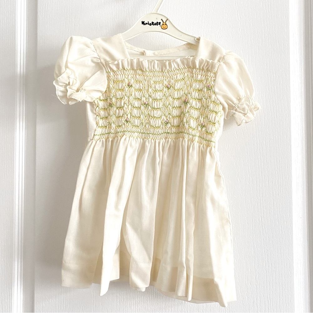 Precious vintage white dress with pink rosettes 🤍